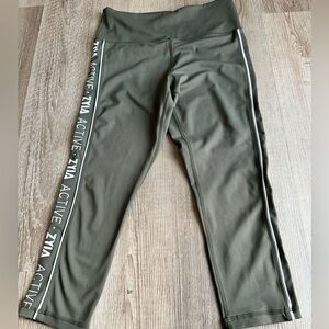 Zyia active light and tight capri leggings olive green size 6-8